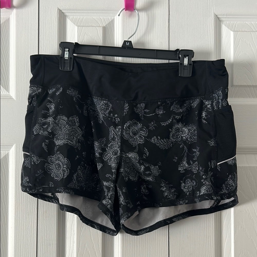 💚 5 for $15! 💚 Women's Black Floral Shorts